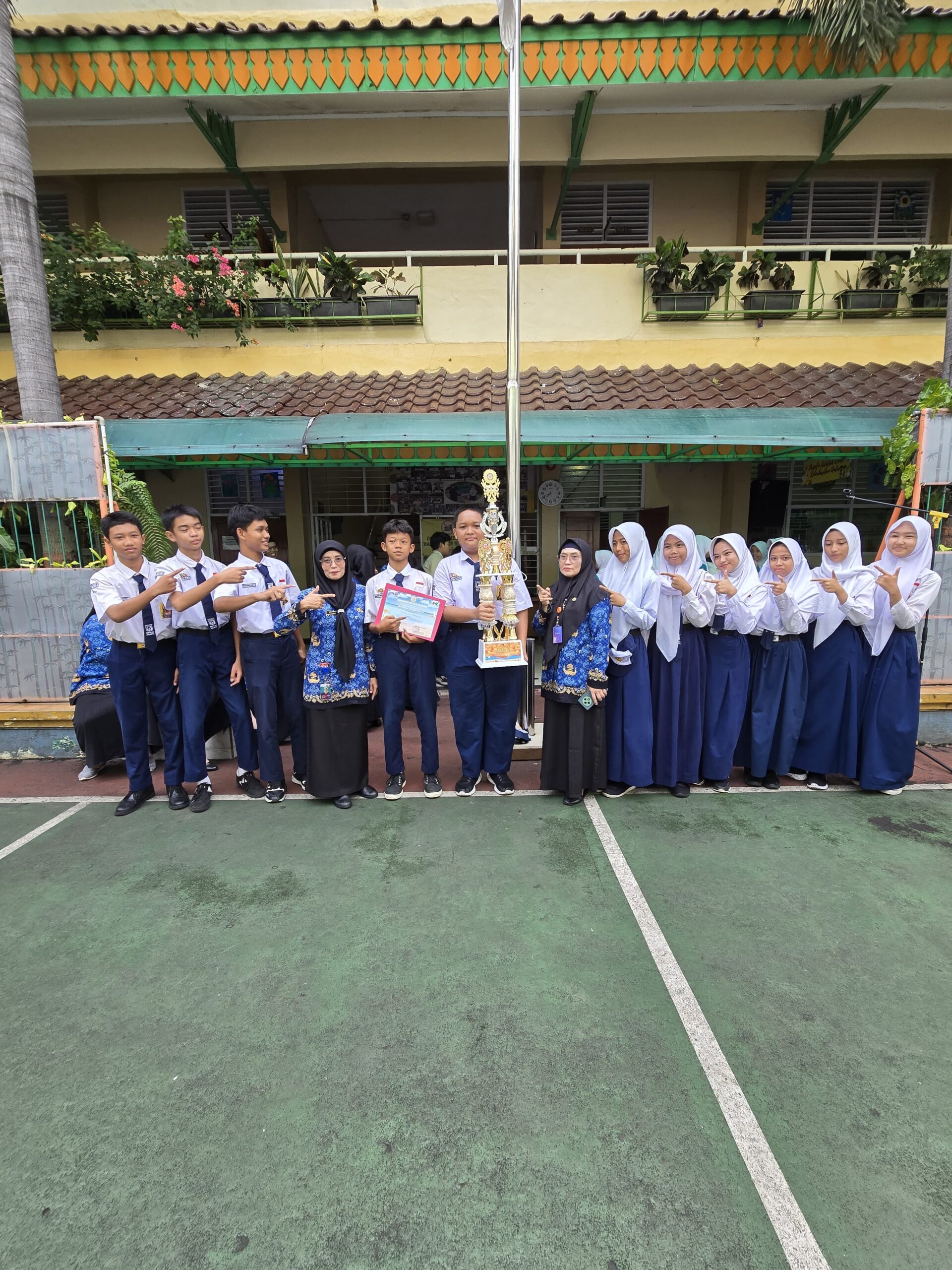 Lomba Formasi Pengibaran Bendera KOMPAS of The Summer 2025 di SMA 9 Jakarta